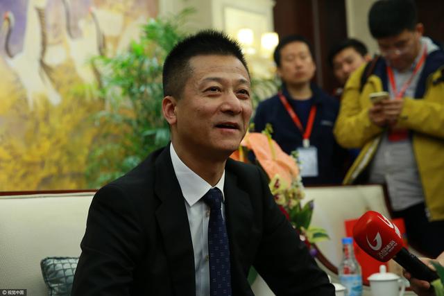 制片人刘俊杰携青年导演程胤铭，制片团队于延泽、陈长聘、戎耀，主演赵崇越、胡子玫等人亮相开机仪式，共同宣布2018《灰犀牛》项目正式开机