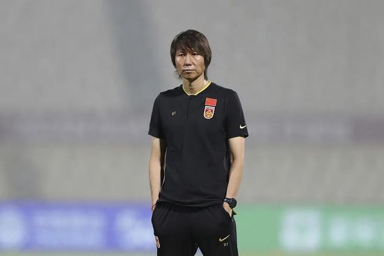 回过神来时，它被她伸手一把搂住了脖子抱进了怀里。